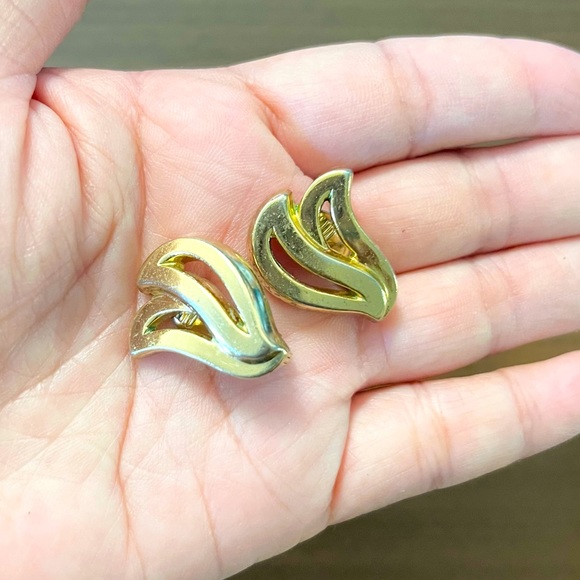 Monet Clip on Flame Gold Tone Earrings Vintage - Picture 1 of 3